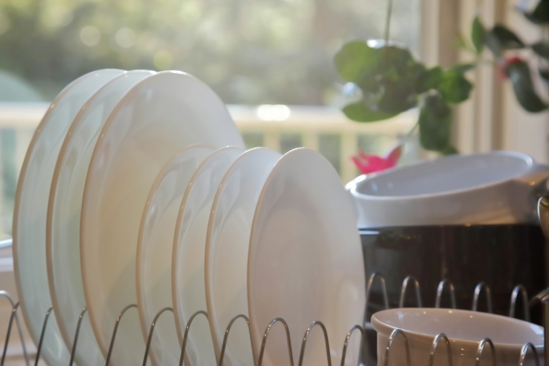White plates on a dish-drying rack, illustrating drying capacity and arrangement